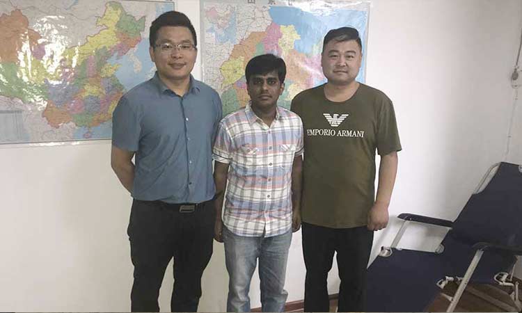 智能純電動(dòng)清掃車迎來外國(guó)客戶來我公司進(jìn)行實(shí)地參觀考察