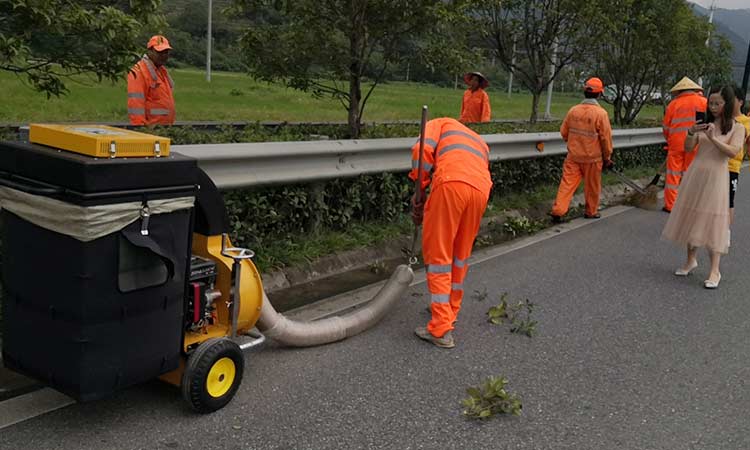 濟(jì)南城市環(huán)衛(wèi)引進(jìn)手推式樹葉收集器，用于綠化帶落葉收集