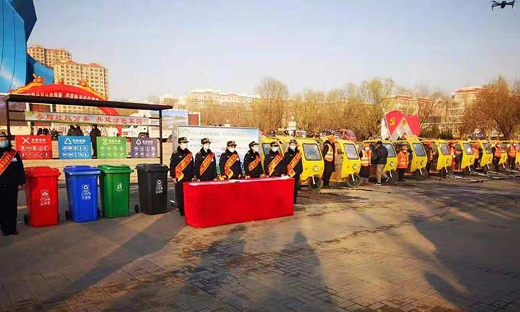 臨清環(huán)衛(wèi)公司推行垃圾分類，百易分類垃圾清運(yùn)車也參與其中