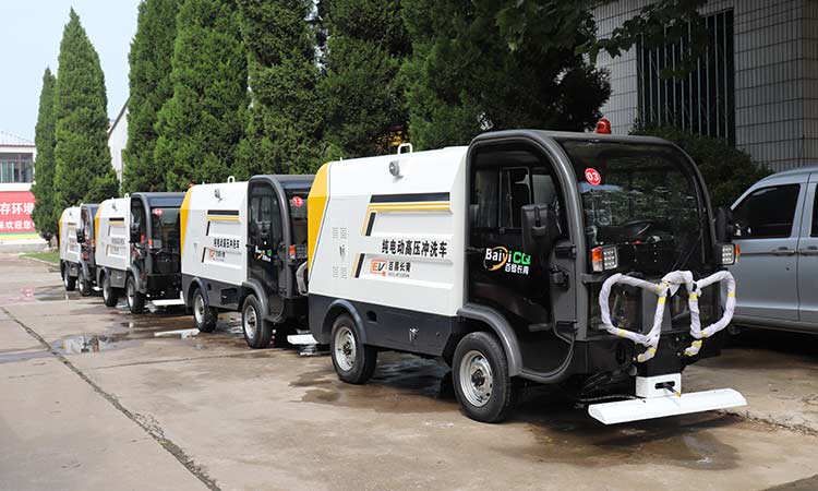 北京環(huán)衛(wèi)公司引進(jìn)四輪多功能高壓沖洗車，用于道路快速保潔