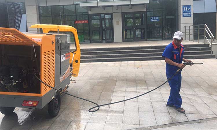 近日浙江環(huán)衛(wèi)公司引進(jìn)純電動(dòng)高壓沖洗車，用于環(huán)衛(wèi)道路快速保潔