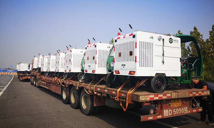 可上牌小型高壓清洗車交付使用現(xiàn)場，可用于環(huán)衛(wèi)人行道高壓清洗