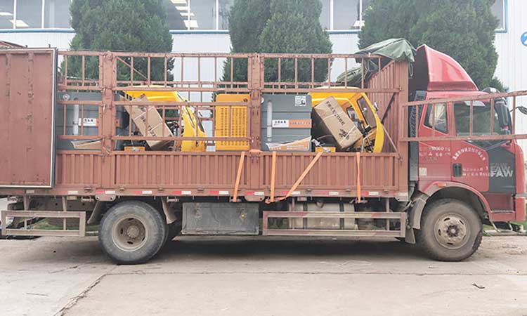 高速收費(fèi)站定制多功能高壓清洗車，用于道路的快速沖洗和保潔