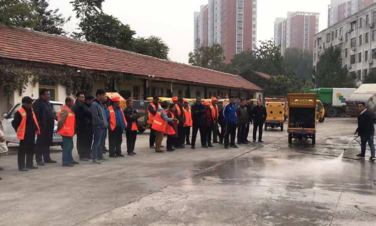 環(huán)衛(wèi)公司購買小型高壓清洗車培訓(xùn)現(xiàn)場(chǎng)