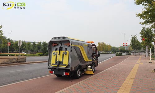 小型洗掃車清掃人行道，無揚塵優(yōu)勢更明顯