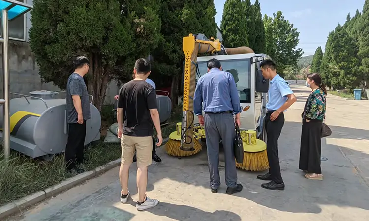 純電動(dòng)樹葉收集車