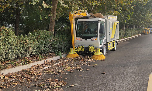 百易長青大型樹葉收集清掃車為落葉季 “保駕護(hù)航”