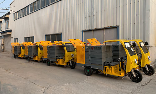 凱達(dá)環(huán)境定制三輪高壓清洗車(chē)發(fā)貨交接現(xiàn)場(chǎng)