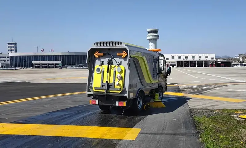 小型純電動洗掃車機場路面保潔養(yǎng)護，搭載智慧環(huán)衛(wèi)大數(shù)據(jù)運維平臺，后臺遠程監(jiān)控！