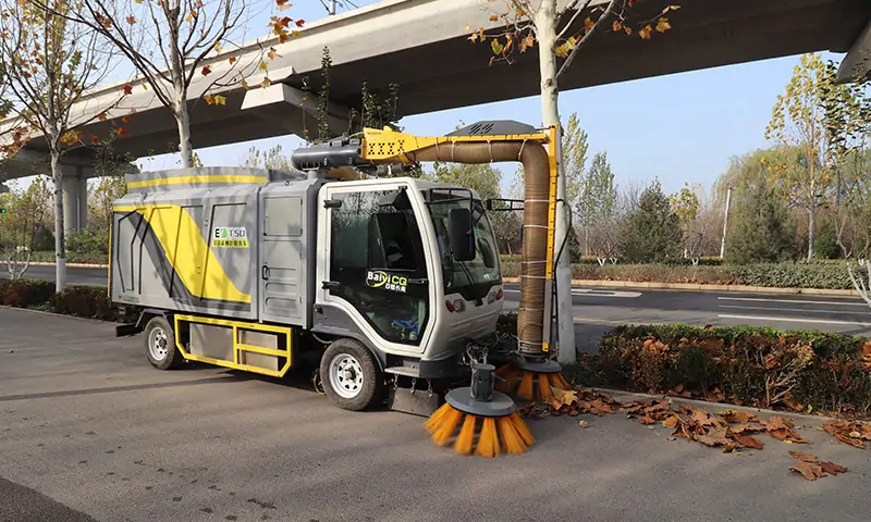 百易多功能樹葉收集車-秋冬季人行道落葉收集顯神通！
