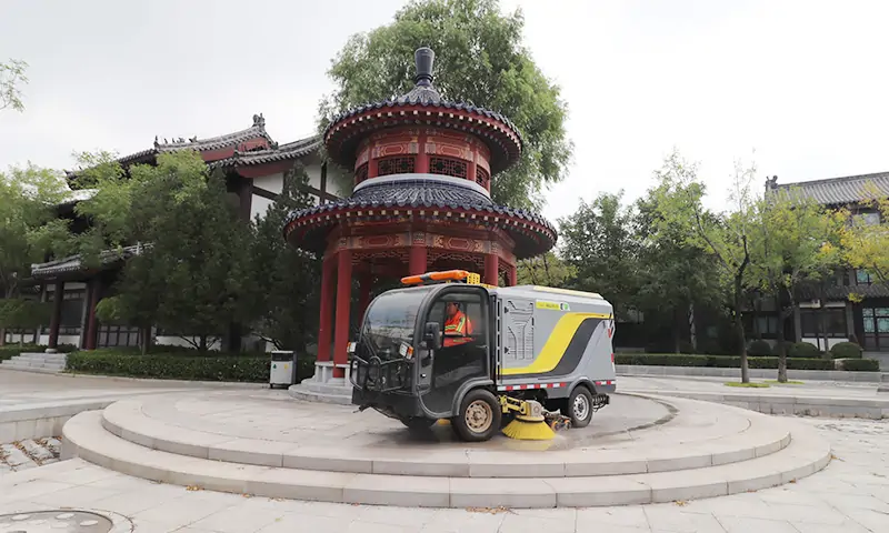 背街小巷、廣場公園狹窄的人行道道路也能洗掃？沒錯，這款車就可以做得到！