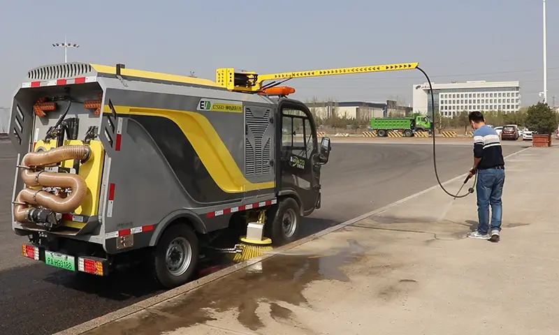 小型電動洗掃車--路邊停放車輛，底部垃圾清理有竅門！省時還省力！