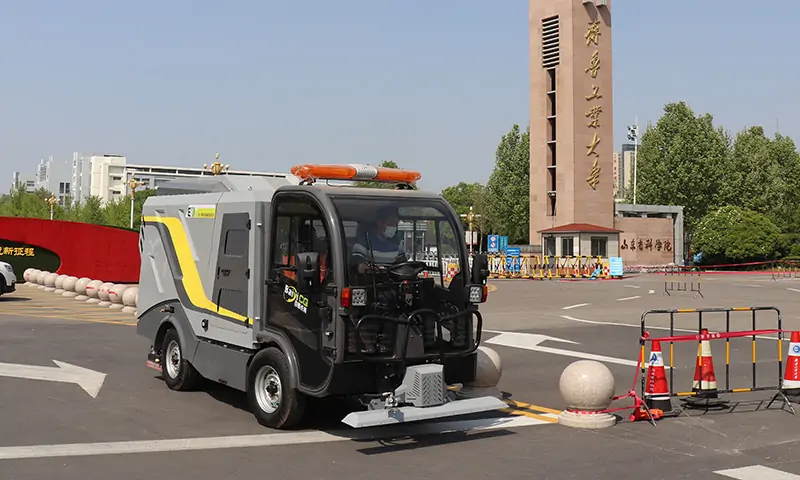 人行道、輔道也能使用的深度清潔車？打破傳統(tǒng)路面清掃模式，開創(chuàng)背街小巷深度清潔新時代！