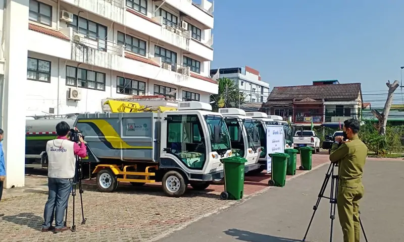 一輛車解決商業(yè)街道垃圾轉(zhuǎn)運(yùn)清理難題！后裝式垃圾清運(yùn)車，環(huán)衛(wèi)作業(yè)垃圾轉(zhuǎn)運(yùn)好幫手！