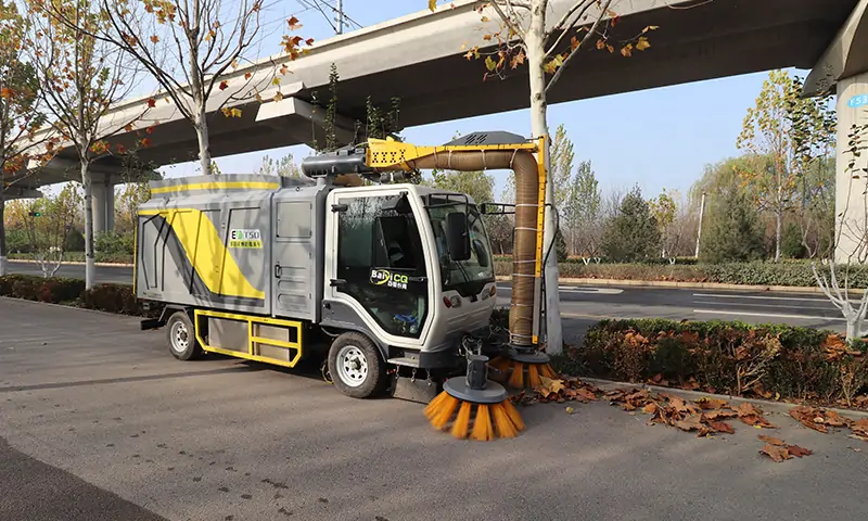 落葉收集大挑戰(zhàn)！秋季落葉收集專用車！純電動(dòng)更環(huán)保，大容量垃圾箱滿足多場地需求！
