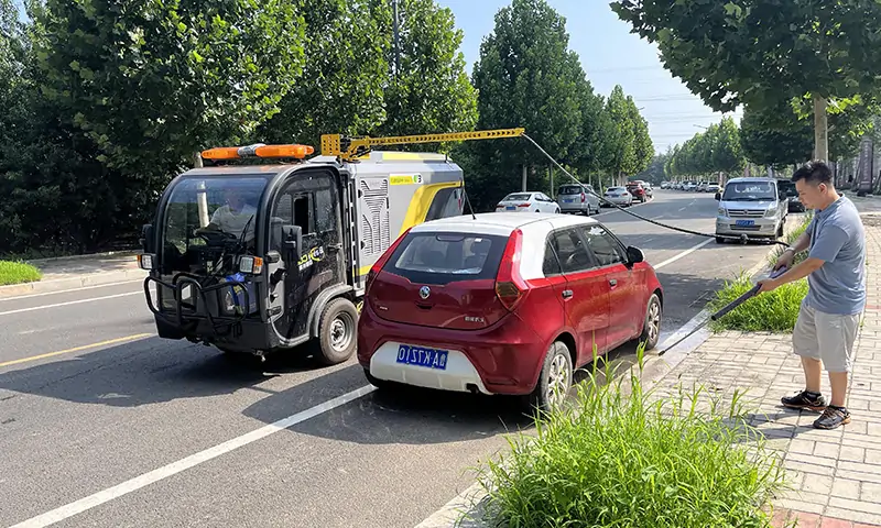 純電動洗掃車輔道人行道顯身手！狹窄道路洗掃，高壓沖洗人行道，車輛過后地面整潔又衛(wèi)生！