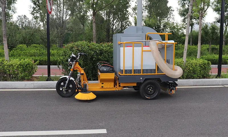 純電動(dòng)三輪樹葉收集車，景區(qū)園林物業(yè)狹窄區(qū)域落葉收集轉(zhuǎn)運(yùn)專用車！