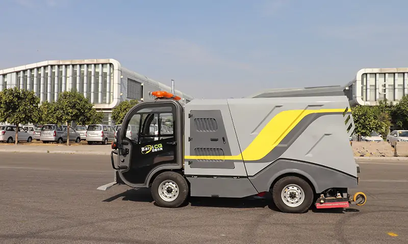 純電動深度清潔車，深度清潔，以克論凈，完成區(qū)域地面深度清潔，還原路面本色！