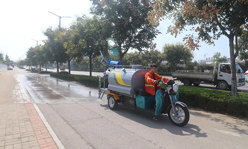 三輪樹葉收集車，體積小巧，操作簡單，環(huán)衛(wèi)作業(yè)必不可少落葉收集神器！