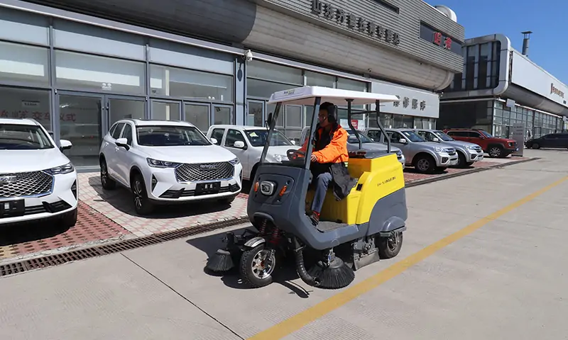 小型三輪駕駛式掃地車：高效清潔與環(huán)保共贏，純電動，更環(huán)保！
