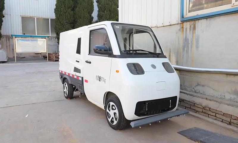 純電動道路養(yǎng)護車：清新環(huán)保，高效保潔的未來之選