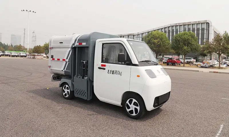新能源四輪側裝垃圾清運車：垃圾轉運創(chuàng)新專業(yè)設備，有公告，可上牌