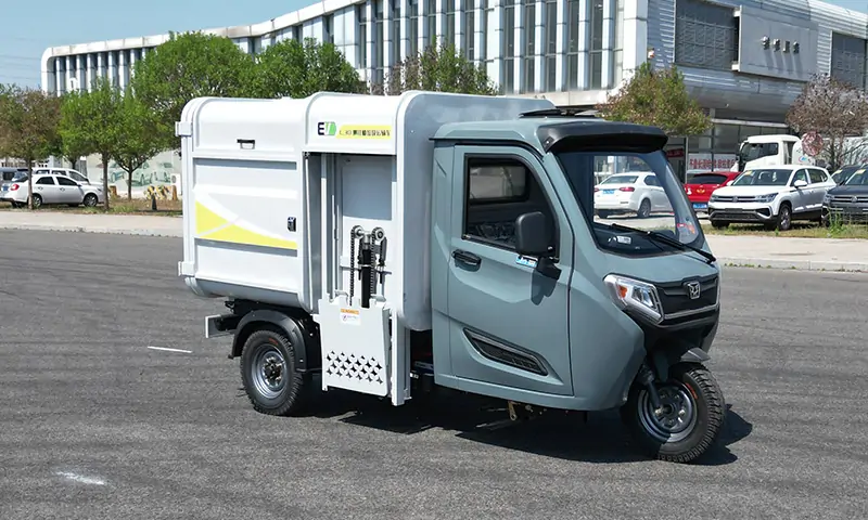 新款側裝式垃圾清運車：物業(yè)景區(qū)道路垃圾桶垃圾轉運專業(yè)設備