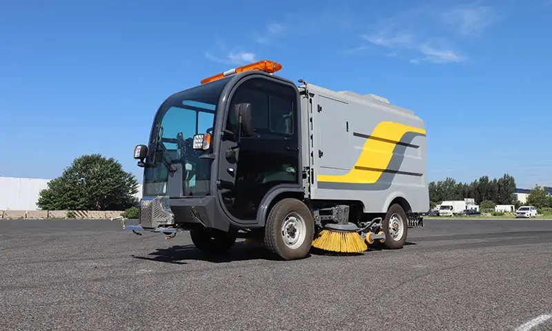 新能源純電動洗掃車：助力城市環(huán)境建設(shè)的多功能利器