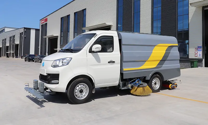 新能源純電動洗掃車，高效洗掃，徹底解決輔道、非機(jī)動車道等狹窄路段路面清潔問題