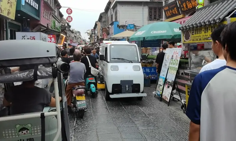 新能源洗掃車(chē)現(xiàn)場(chǎng)實(shí)拍：助力城市環(huán)衛(wèi)，打造綠色環(huán)保新標(biāo)桿