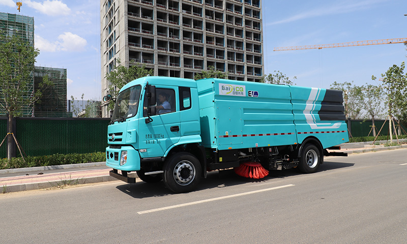 新能源洗掃車亮相城市街頭：智能清潔，守護(hù)城市“顏值”