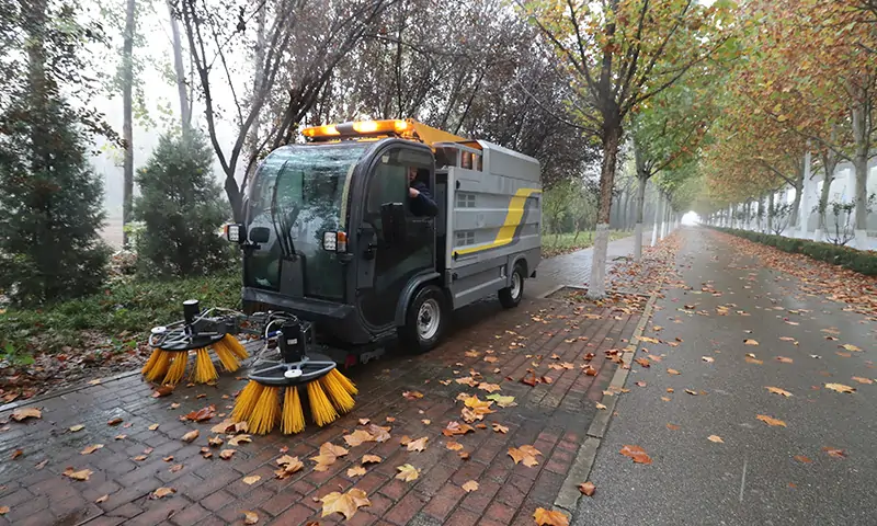 純電動(dòng)樹(shù)葉收集車(chē)：高效環(huán)保的城市“清潔衛(wèi)士”