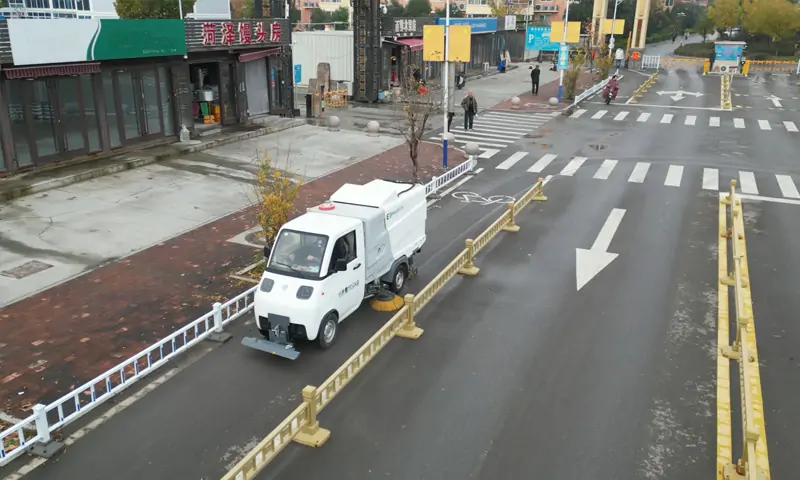 新能源洗掃車現(xiàn)場作業(yè)震撼呈現(xiàn)：小車身、大能量，城市清潔新利器